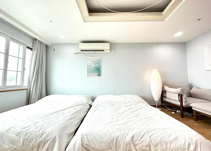 Simple And Cozy Hongik House *