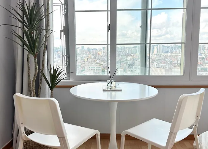 Simple And Cozy Hongik House *